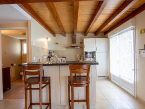 Maisons de vacances Maison spacieuse avec jardin clos et Wifi a Saint-Germain-et-Mons - FR-1-616-63 : photos des chambres