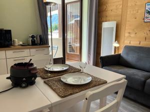 Studio rénové au centre village avec balcon - FR-1-624-180