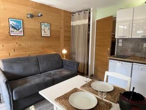 Studio rénové au centre village avec balcon - FR-1-624-180