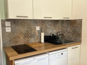 Studio rénové au centre village avec balcon - FR-1-624-180