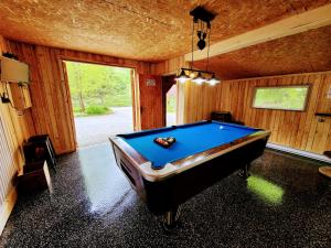 Chalet en Bois Rond au bord de leau - spa privé & billard - Mauricie, Portneuf - Québec