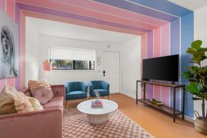 Swiftie Paradise, Music Row Unit 1