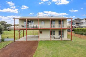 Spacious Beach Retreat 4BR 2BA Coastal Escape in Binningup