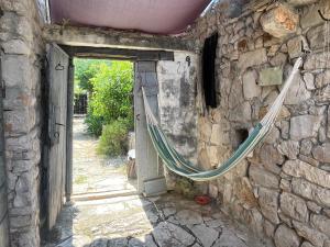 Romantic stone house and yard near stunning beach