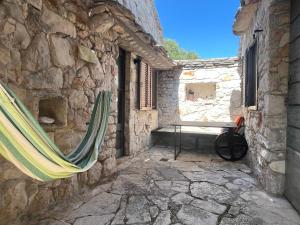Romantic stone house and yard near stunning beach