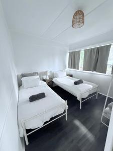 Coastal Vibes - Walk to beach, Marina, Cafes and Pubs