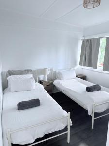 Coastal Vibes - Walk to beach, Marina, Cafes and Pubs