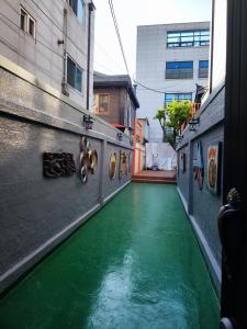 弘大独栋二楼 机场地铁直达 3分钟步行地铁站 Hongdae, Airport Express,metro 3min,yard 2st floor