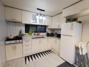 弘大宽敞豪华大房 机场地铁直达 3min步行2号线地铁站9号口 Hongdae, Airport Express,line2 metro 3min,Deluxe Room