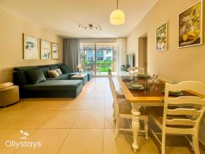 Ollystays Mangroovy Seaview 1BR Beach and Pool Free access