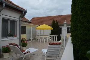 Henrietta - Violetta Apartman - 拜赖焦新村