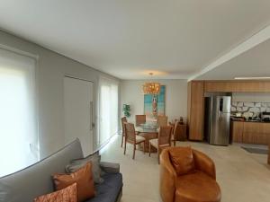 Casa com 3 suítes em condomínio com piscina em Juquehy