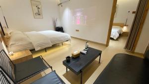 Family Suite in the Core Area of Phoenix Ancient Town