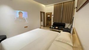 Family Suite in the Core Area of Phoenix Ancient Town