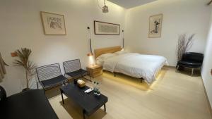 Family Suite in the Core Area of Phoenix Ancient Town