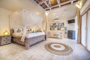 Summer Bungalow, Ideal for Families, One Room with 2 Beds, Separated Sleeping Corner, Shower, AC, 2 TVs