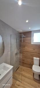 Cozy White House - Near Beach