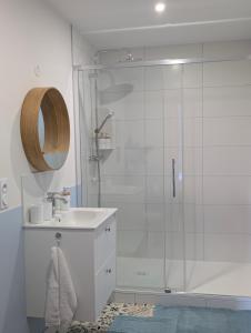 B&B / Chambres d'hotes La Maison d-Arlette - Maison d-Hote et Gite au coeur de l-Isere a 10 mn de Voiron, capitale de la Chartreuse, et du Lac de Paladru : photos des chambres