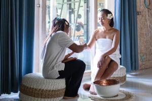 Summer Bungalow, Ideal for Families, One Room with 2 Beds, Separated Sleeping Corner, Shower, AC, 2 TVs