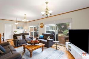 Sandy Bay Getaway w Spa 4 Bdr