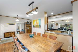 Sandy Bay Getaway w Spa 4 Bdr