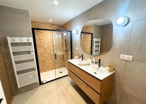 La Maison Cavet 5 Appartements de standing au coeur du village : photos des chambres