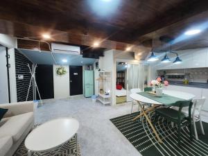 弘大独栋二楼 机场地铁直达 3分钟步行地铁站 Hongdae, Airport Express,metro 3min,yard 2st floor