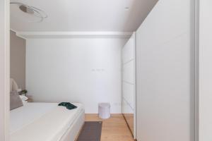 iFlat Modern Sunlit Studio Apt by the Colosseum