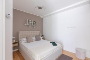 iFlat Modern Sunlit Studio Apt by the Colosseum