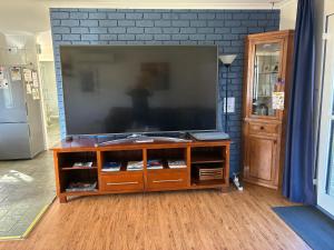 Jerilderie BNB-Pets-2BR House-86"TV