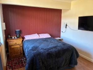 Jerilderie BNB-Pets-2BR House-86"TV