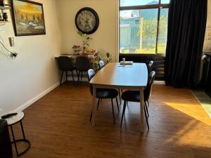 Jerilderie BNB-Pets-2BR House-86"TV