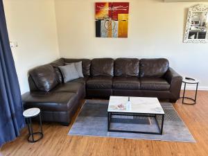 Jerilderie BNB-Pets-2BR House-86"TV