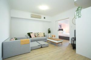 Chic 1BR Apt by RAC Arena w Pool & WiFi