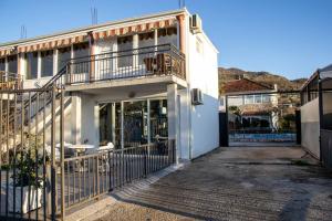 Old Olive Tree Apartment