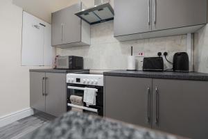 3 Bed Home with Free Private Parking - Contractors and Families