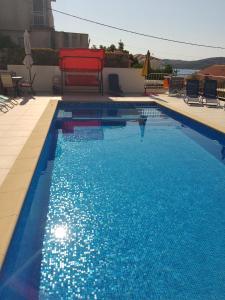 Beachfront Villa Pinky& Superior heated pool and jakuzzi