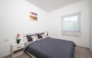 2 Bedroom Amazing Apartment In Pula