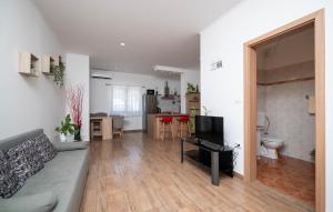 2 Bedroom Amazing Apartment In Pula 