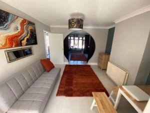 4 Bd House Sleeps 8 with Garden-Tv-Internet