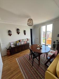 Appartement 8 personnes - terrasse sur espaces verts - vue Tour Eiffel