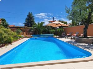 Family friendly Oros apartment Medulin with a pool, ggl