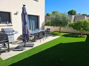 Maisons de vacances Charmante maison au coeur de Valergues avec piscine : photos des chambres