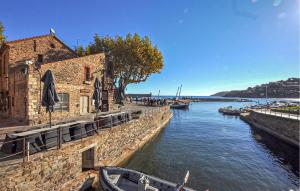 Maisons de vacances 2 Bedroom Nice Home In Port Vendres : photos des chambres