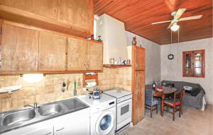 Maisons de vacances 2 Bedroom Nice Home In Port Vendres : photos des chambres