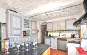 Maisons de vacances Lovely Home In Oms With Wifi : photos des chambres