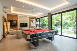 Elegant 3BR Retreat, Stylish Modern Villa Seminyak