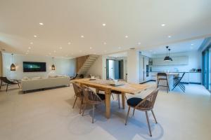 Villa Saint Cyr - Magnifique villa contemporaine vue mer climatisée, 4 grandes suites avec salle de bain, piscine privée, jardin clos, parking proche centre ville & plage