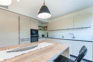 Villa Saint Cyr - Magnifique villa contemporaine vue mer climatisée, 4 grandes suites avec salle de bain, piscine privée, jardin clos, parking proche centre ville & plage