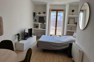 1 bedroom apartment with balcony - near park